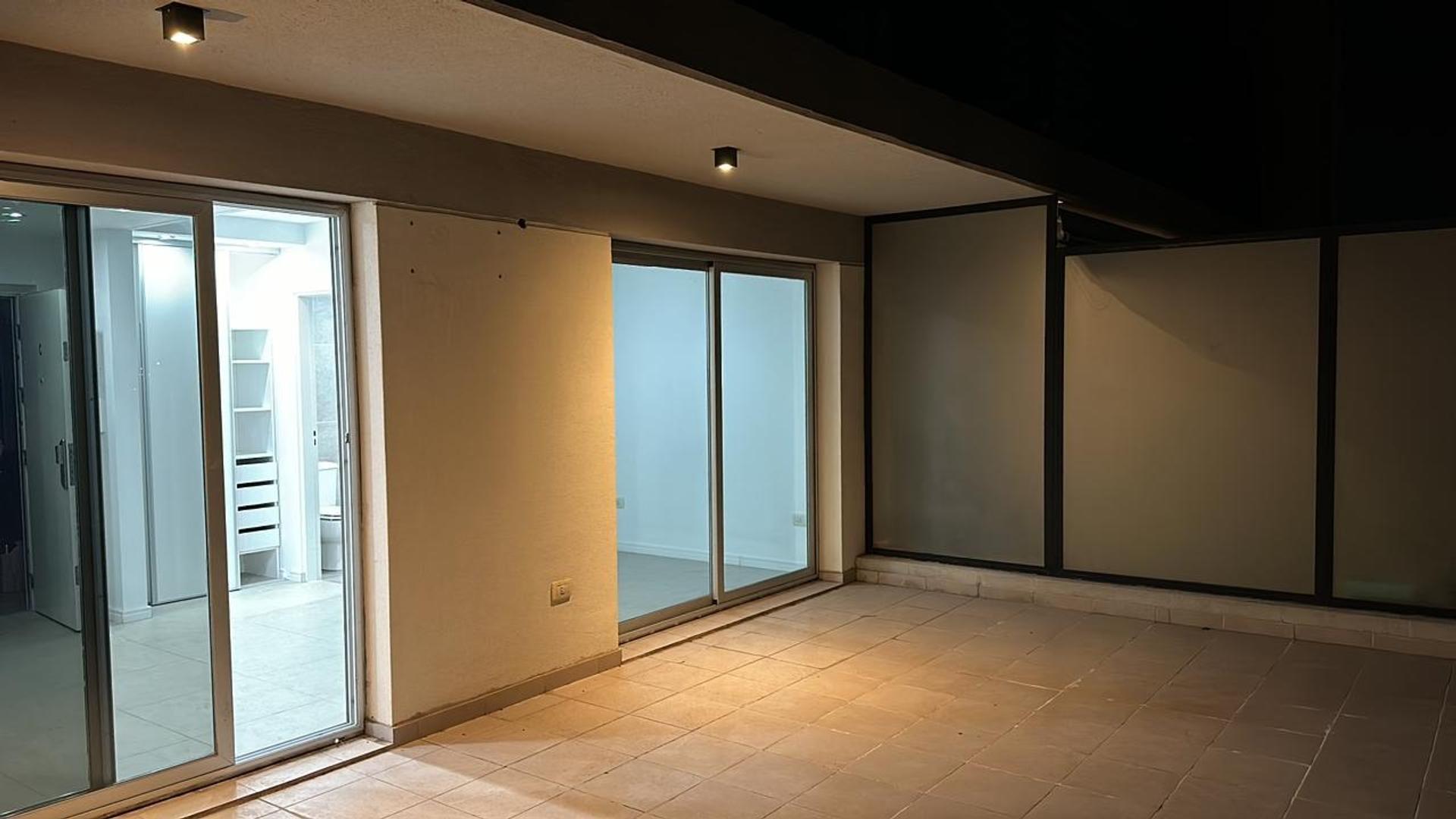 AMPLIO MONOAMBIENTE EN ALQUILER CON PATIO Y PARRILLERO