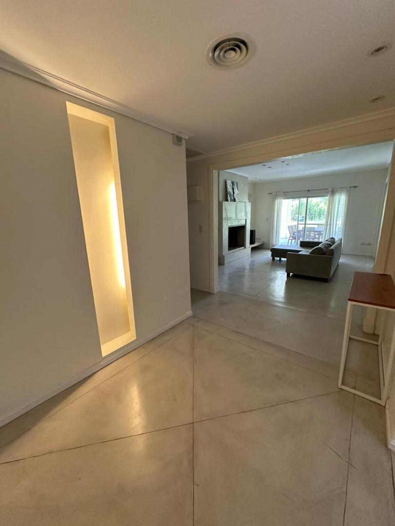 Casa en Venta en Abril Club De Campo, USD 720.000