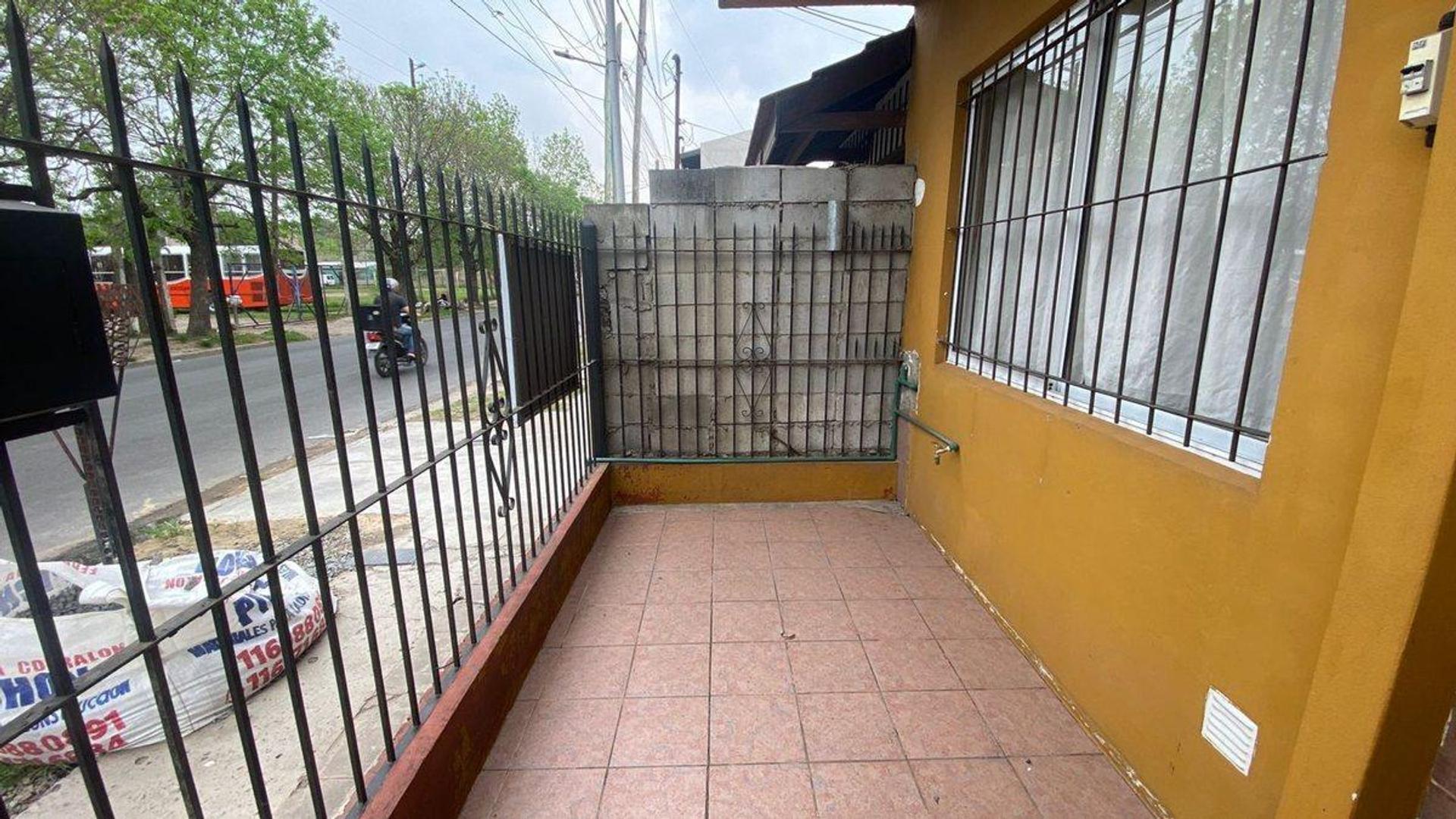 Depto Tipo Casa en Alquiler en Burzaco, $ 500.000