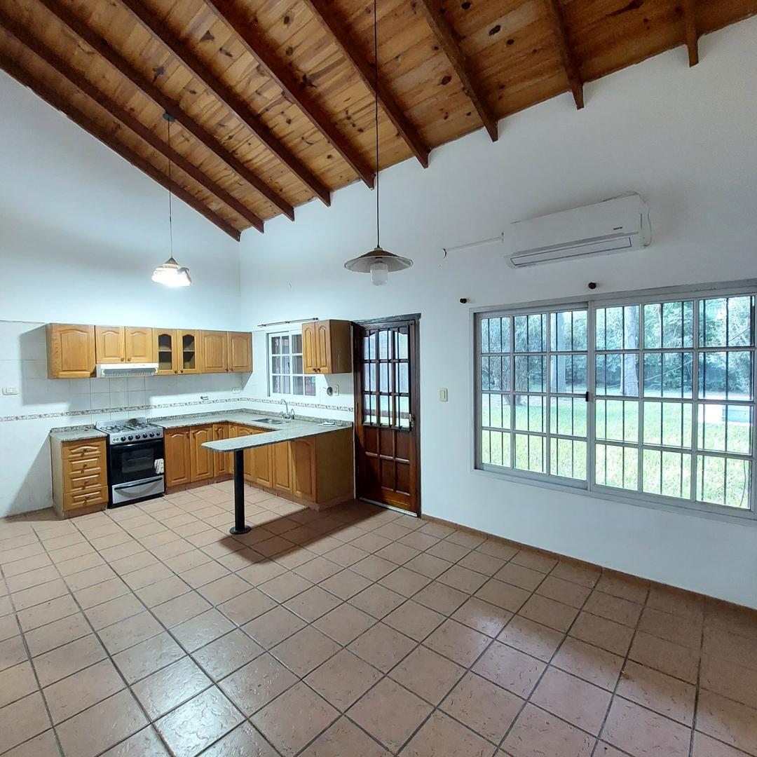 Casa en Venta en Funes, sobre Ruta 9 y salida a 2 calles.