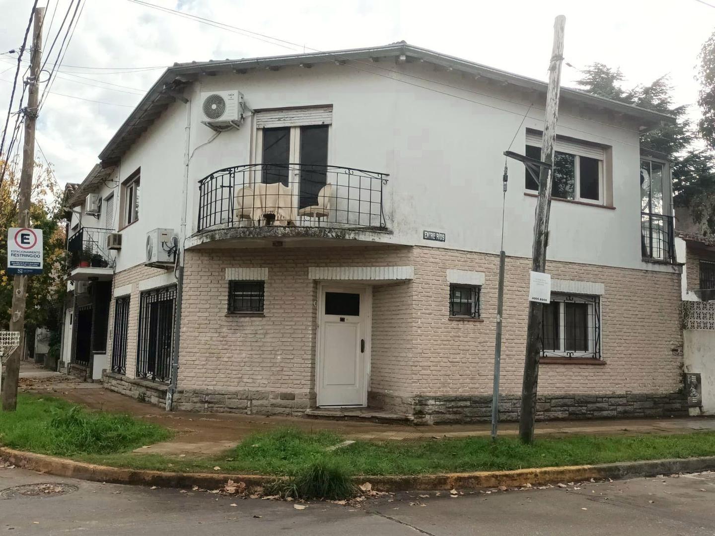 Casa en venta en Casa a la venta en la calle Entre Rios y Italia
