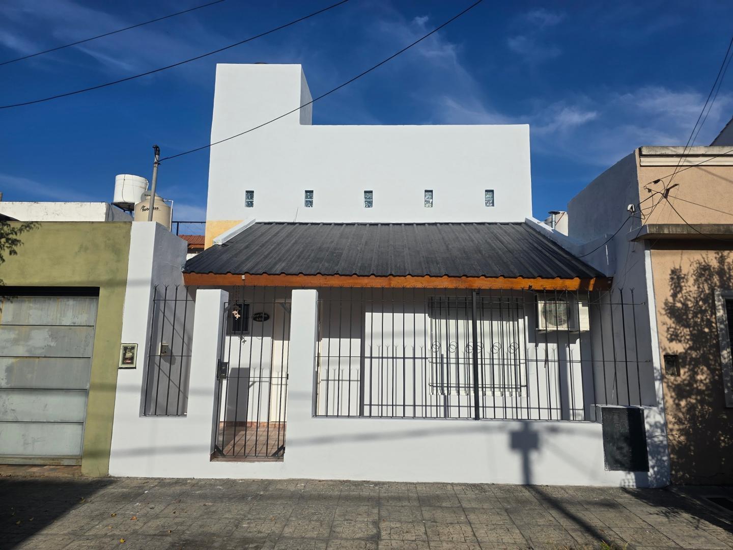 PH al frente de dos plantas con patio