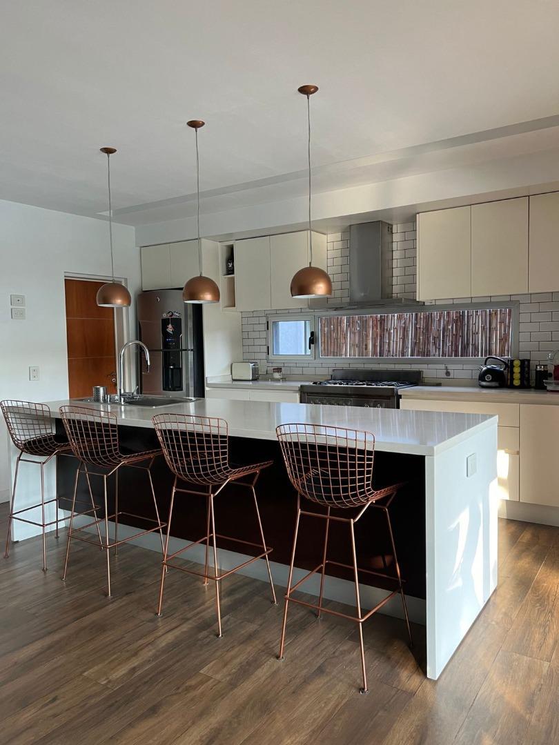 Casa en Venta con 6 cocheras