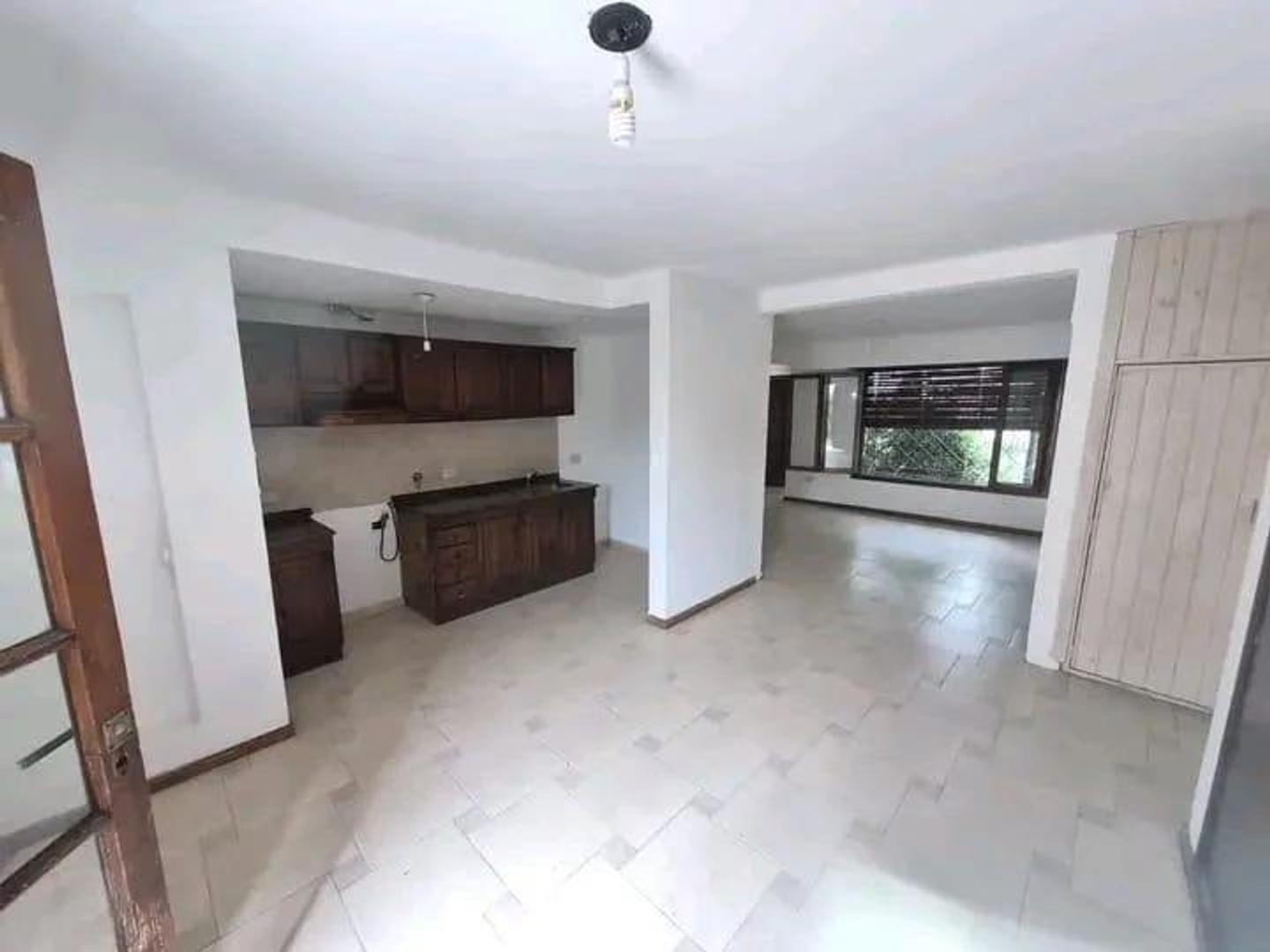 Casa en alquiler - 3 Dormitorios 3 Baños - Lomas de Zamora