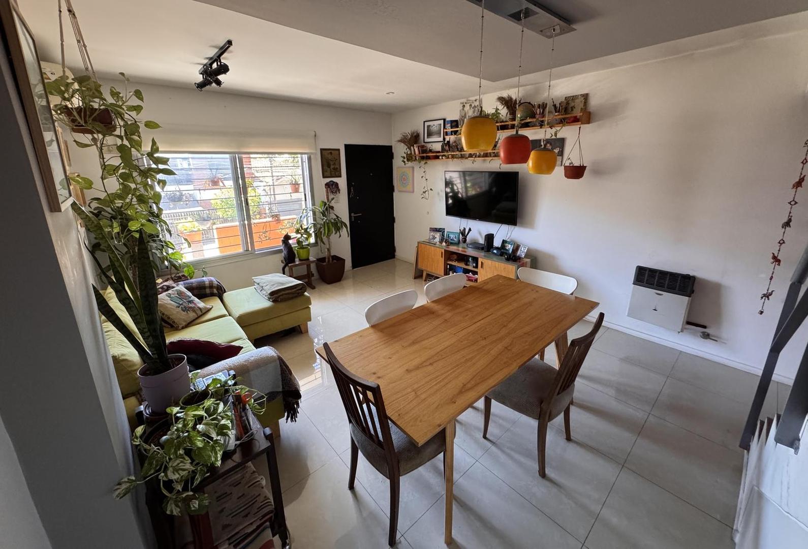 D. F. Sarmiento  al 4200, E/Paraná y Moreno