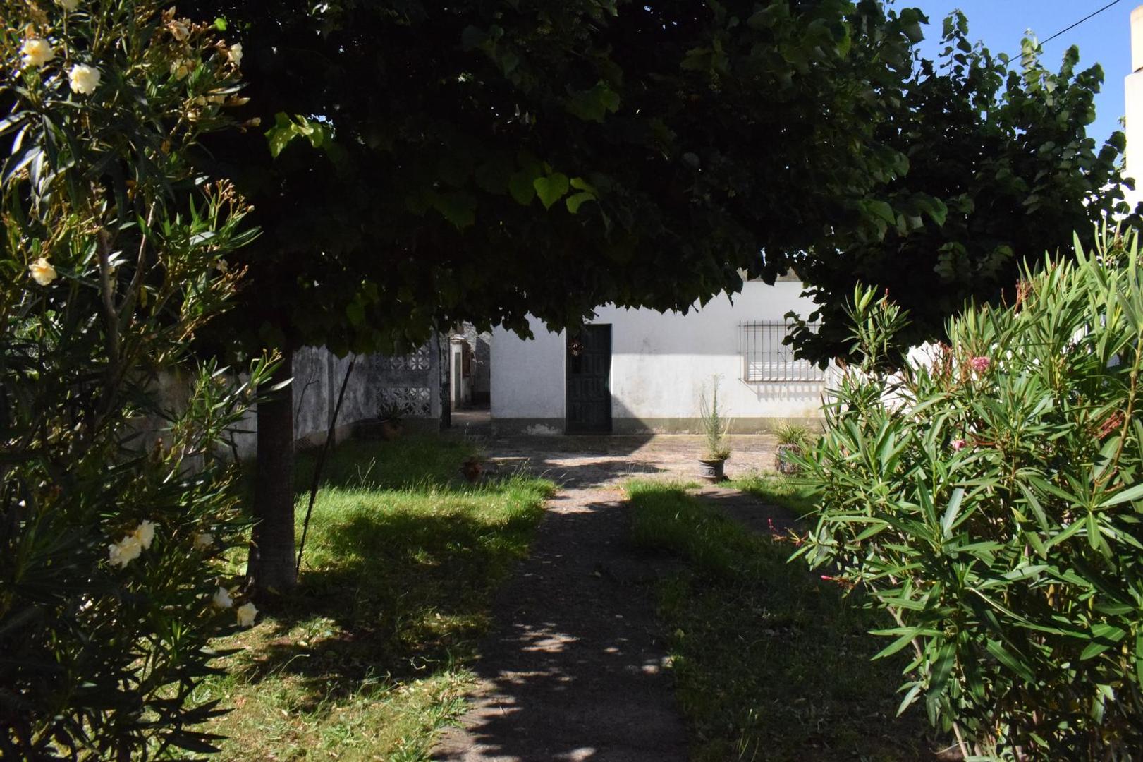 Casa en Venta con 3 cocheras