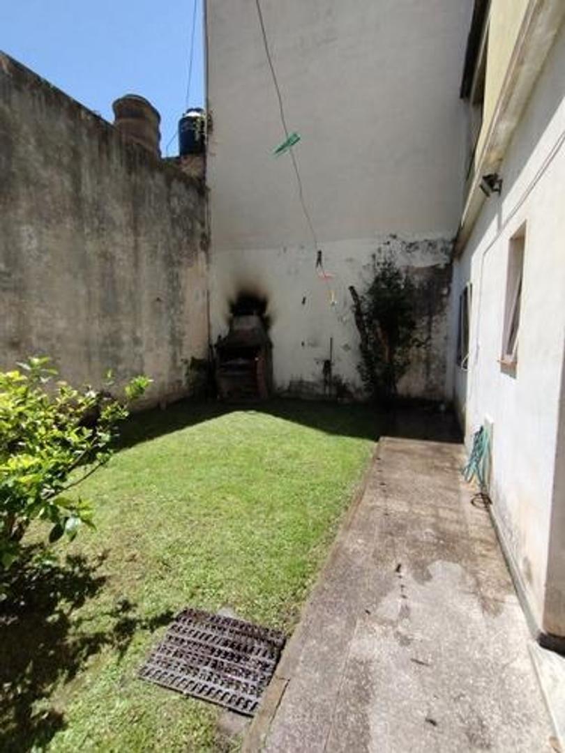 DEPARTAMENTO DE TRES AMBIENTES CON JARDIN Y PATIO