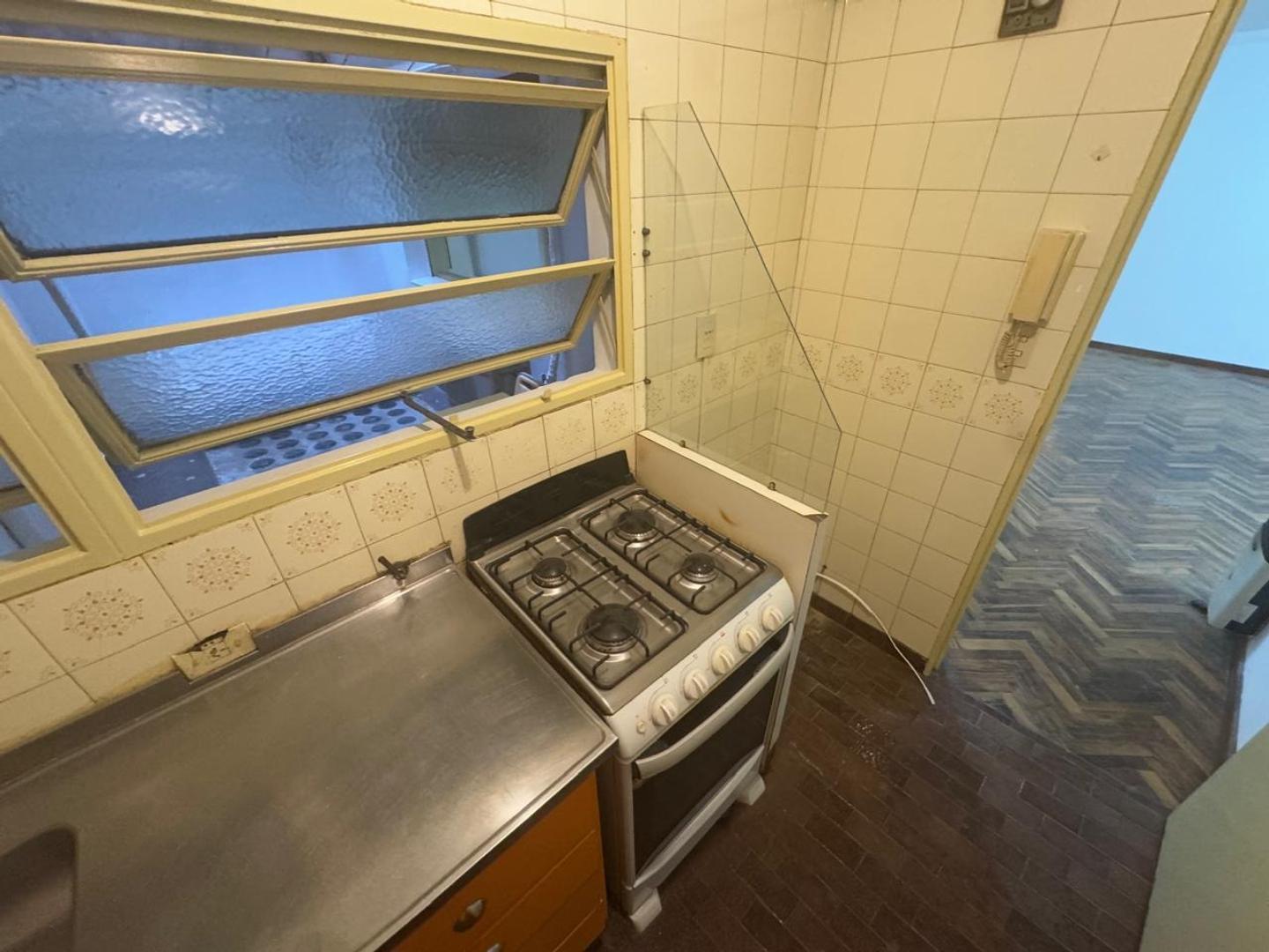 Amplio dos ambientes con patio a 1 cuadra de Rivadavia