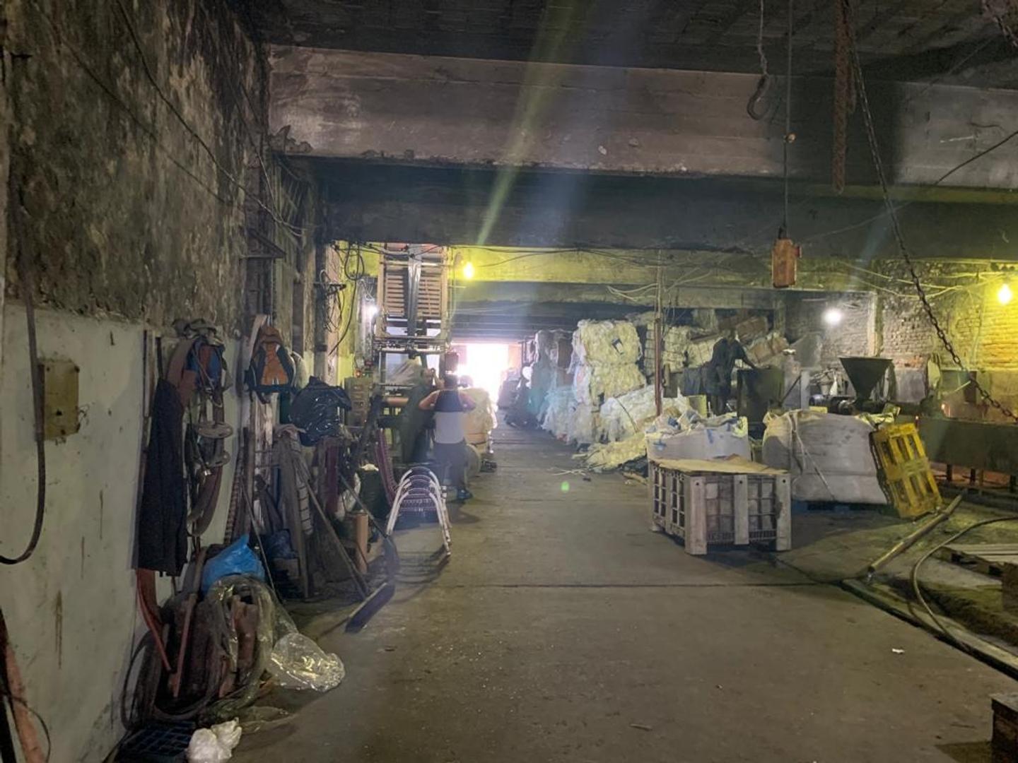 GALPON EN 3 PLANTAS 1800 m2 cubiertos 300 m2 descubiertos