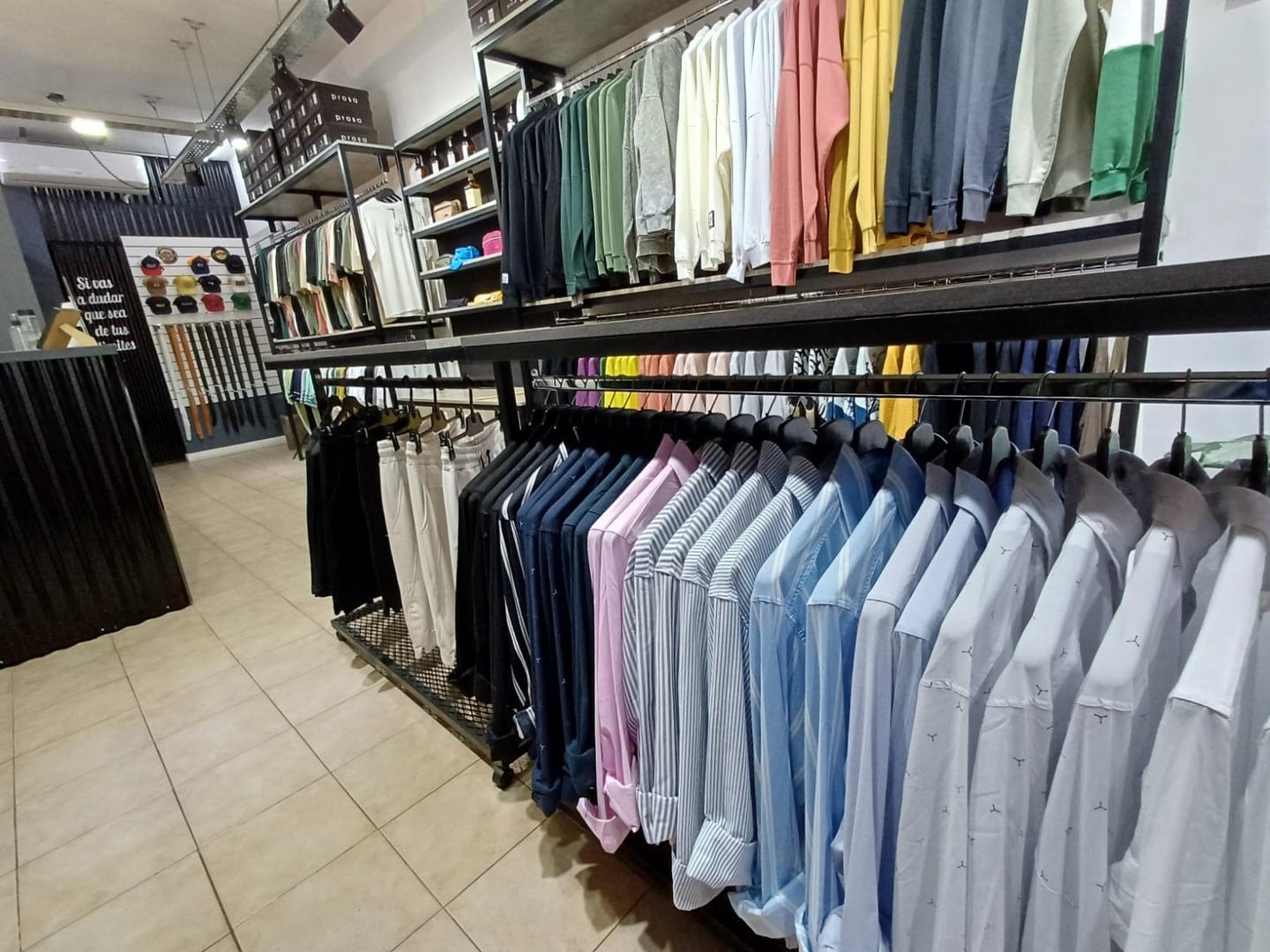 VENTA LOCAL DE ROPA SOBRE AV. COMERCIAL EN BARRIO SALADILLO