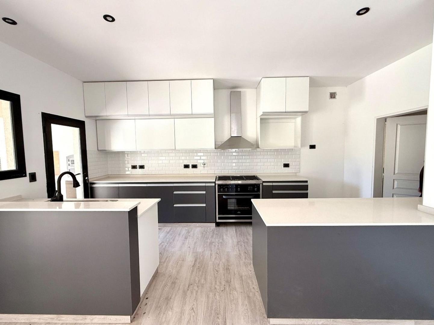 Casa en Alquiler con 3 cocheras