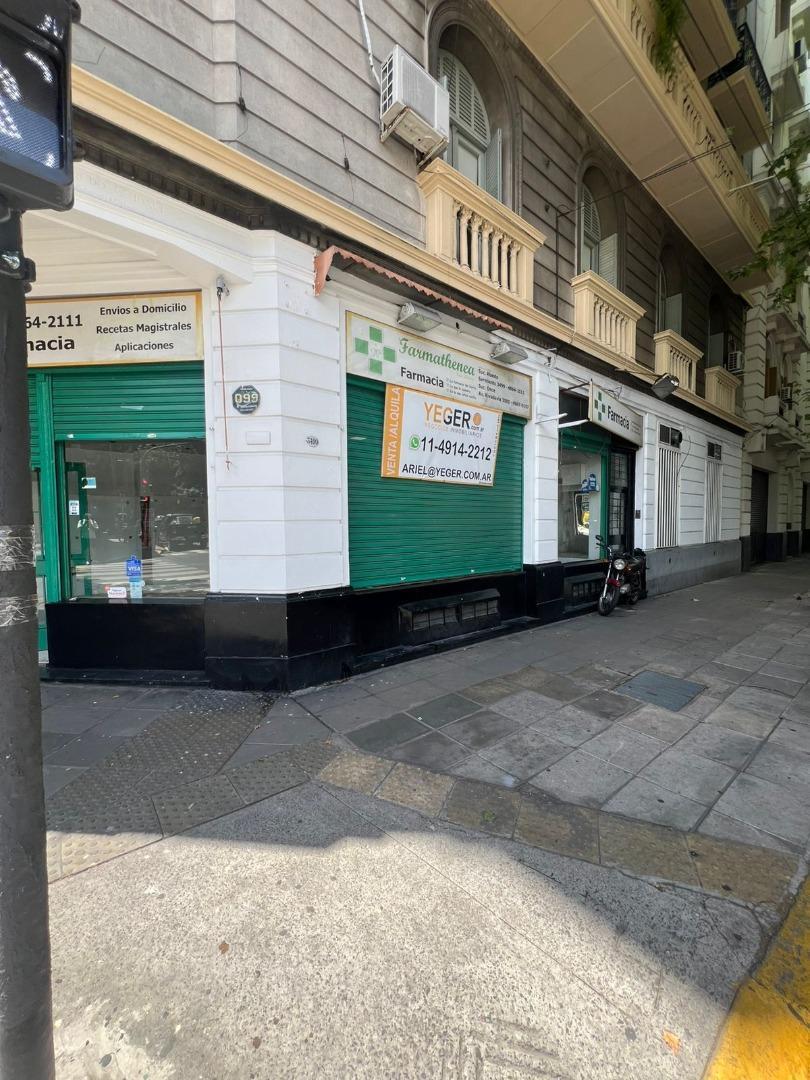 LOCAL ESQUINA BUSTAMENTE Y SARMIENTO 20mts VIDRIERA