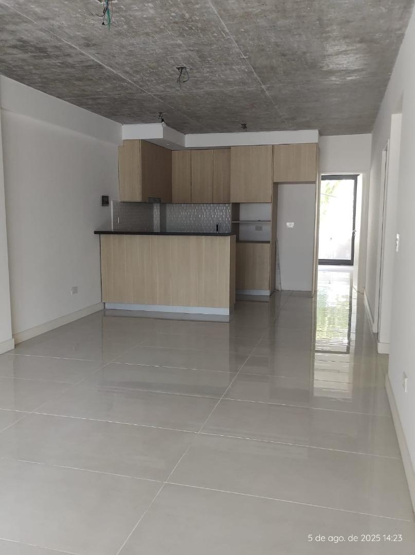 Juan Carlos Cruz 1800, Piso 1