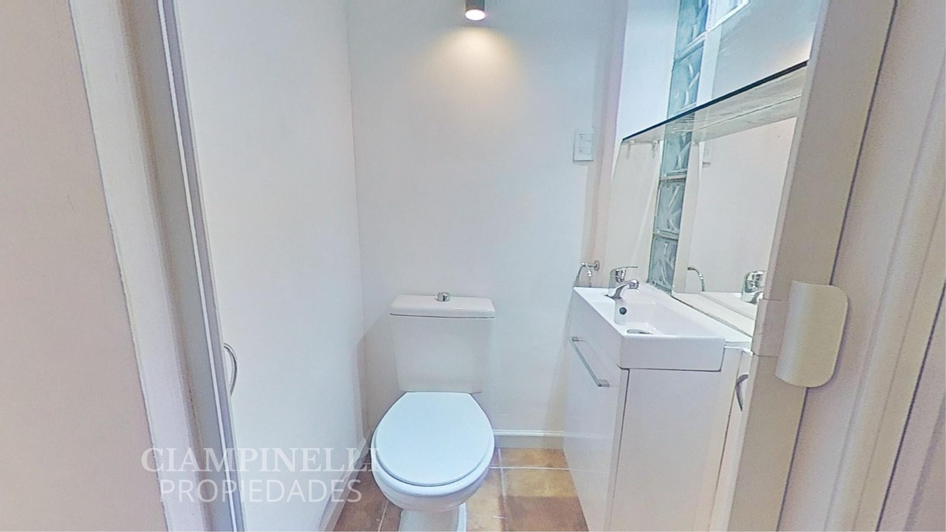 Casa PH 2 dorm. 2 baños c/ balcón al frente.