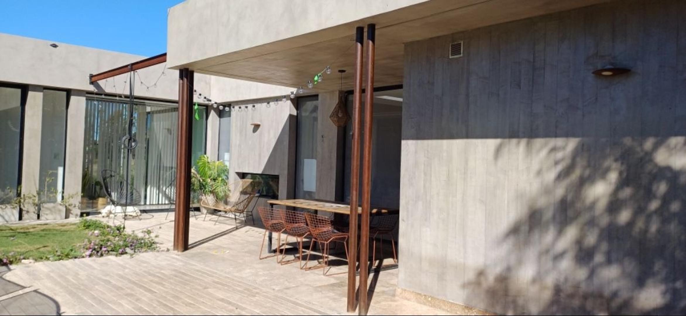 Casa en Venta con 5 cocheras