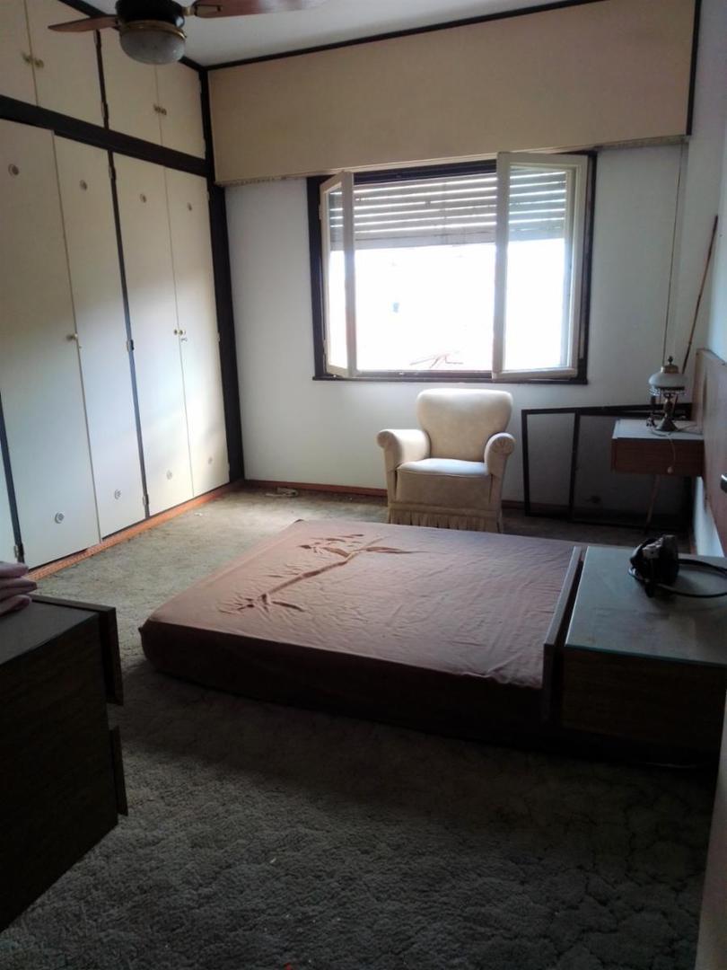 HAEDO - Casa de 3 ambientes con cochera.