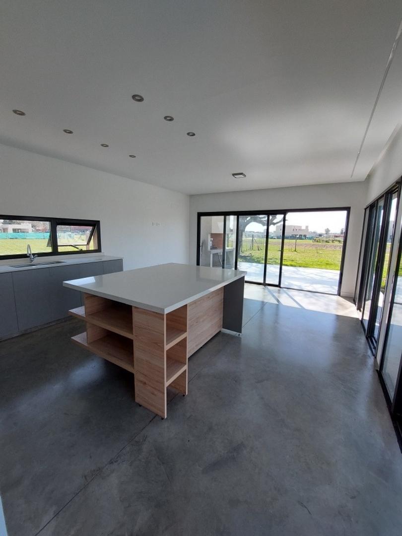 Casa 4 ambientes con 3 baños