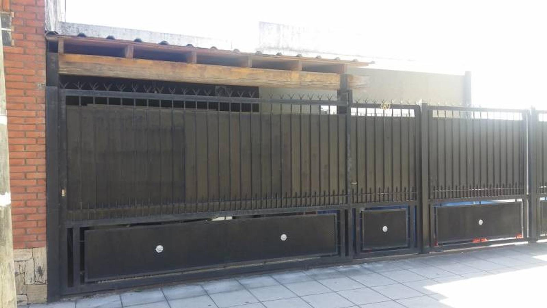 Casa reciclada a nuevo de 3 ambientes en venta. Con patio y