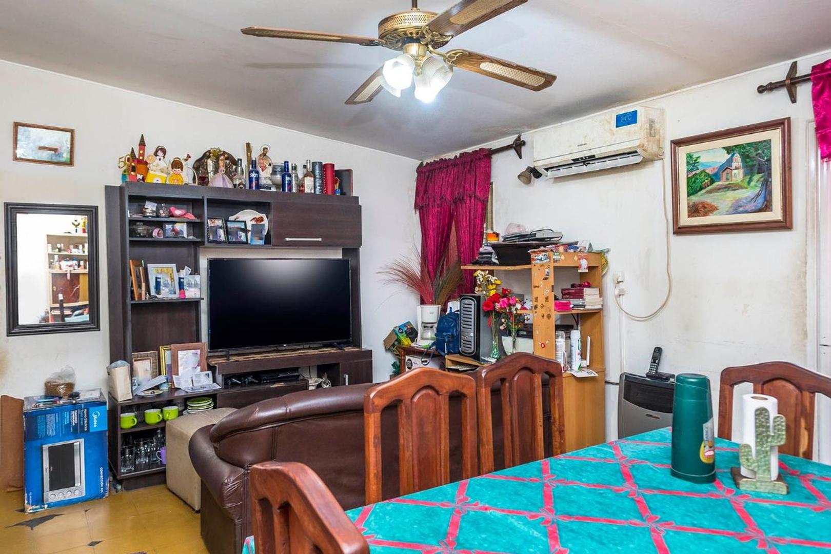 Casa 8 ambientes con 2 baños