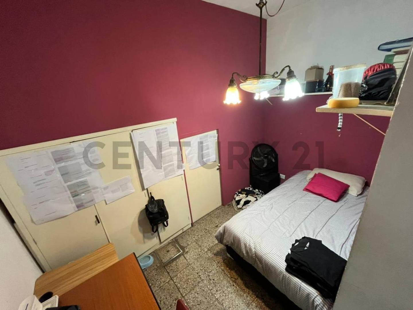 Venta de casa 5 ambientes con patio, terraza y cochera en Monte Grande. APTO CREDITO.