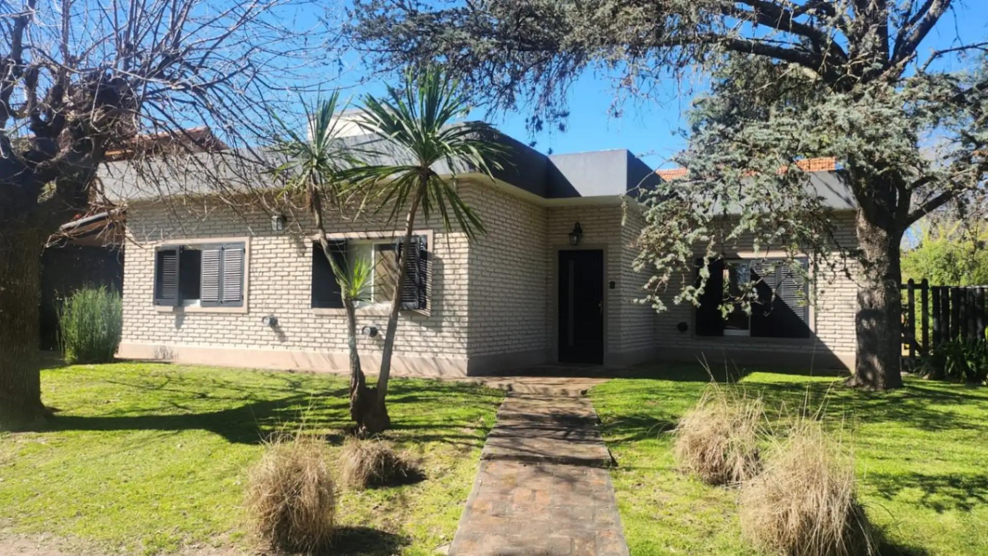 Casa en alquiler ANUAL c/ cochera en Loma Verde