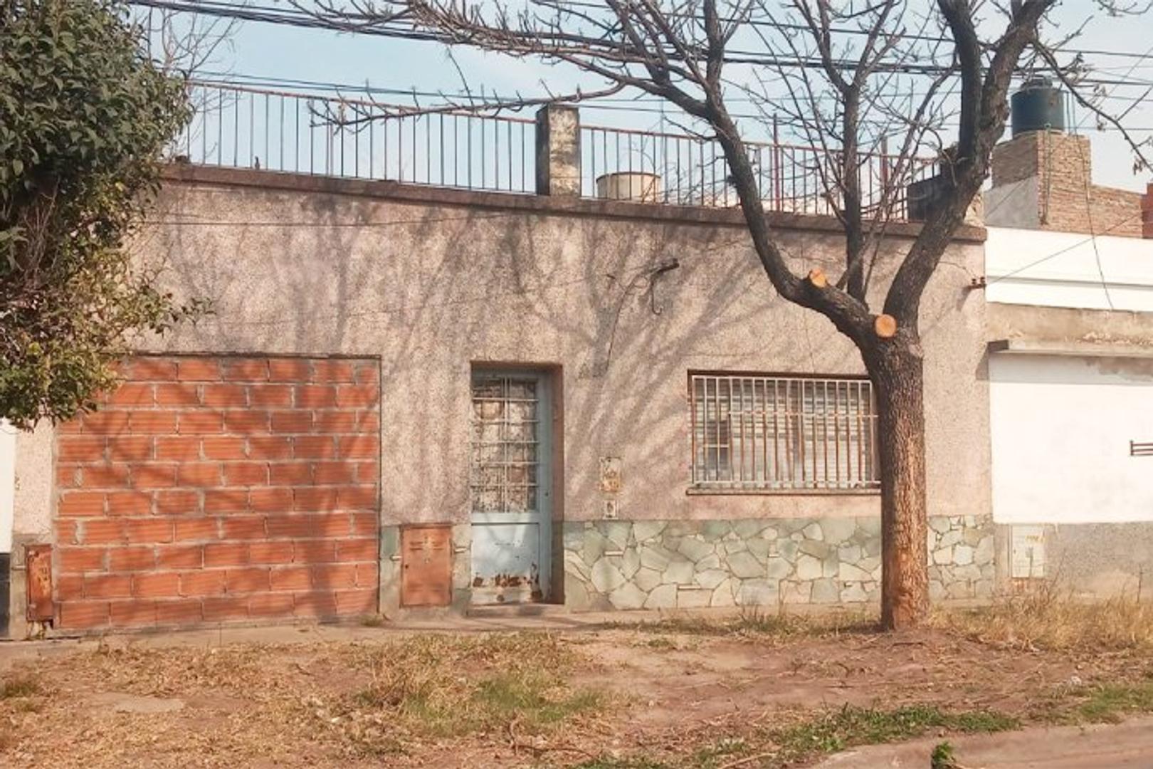 CASA 2 DORMITORIOS A RECICLAR CON COCHERA J. M. GUTIÉRREZ 2767