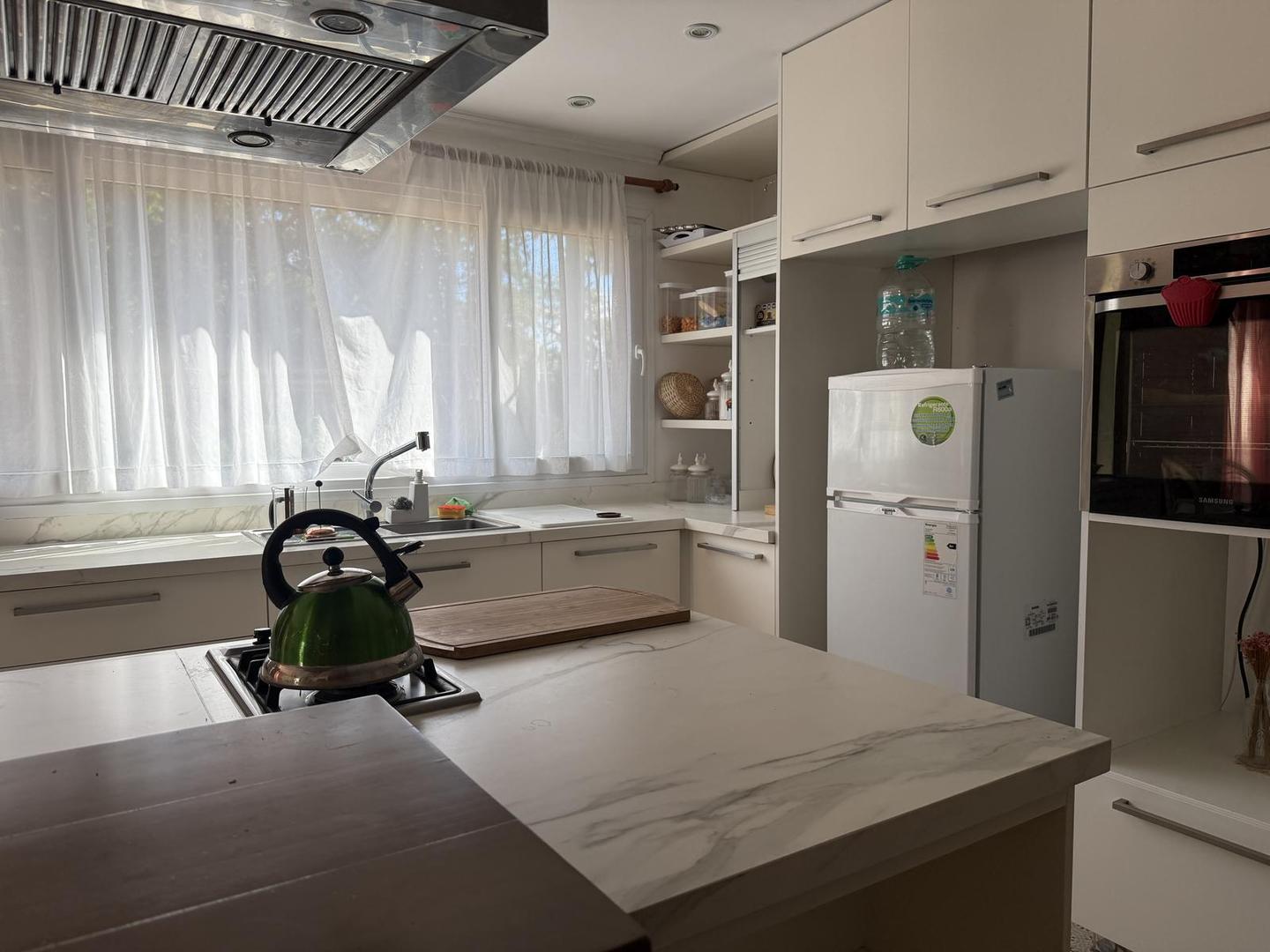 Casa en Alquiler con 5 cocheras