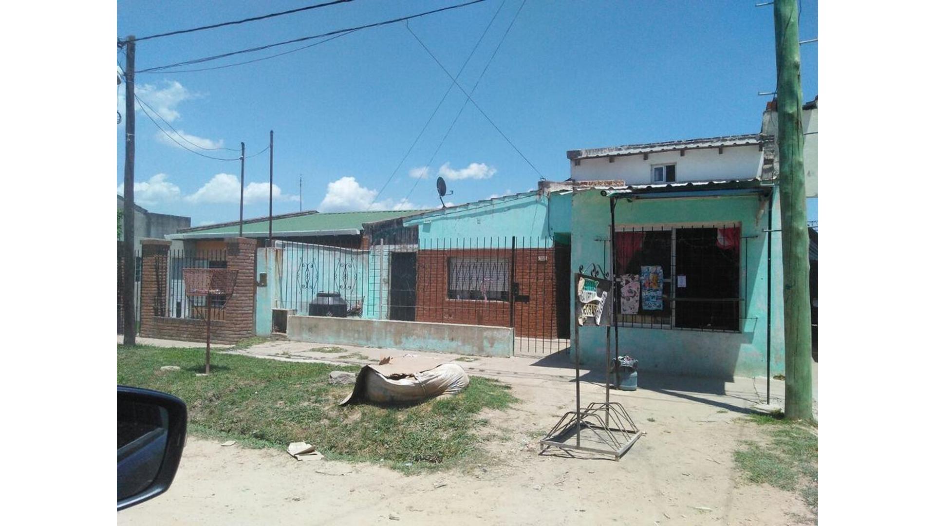 Casa 4 ambientes con fondo libre  - uSs25000 y cts. Fcio DÑO