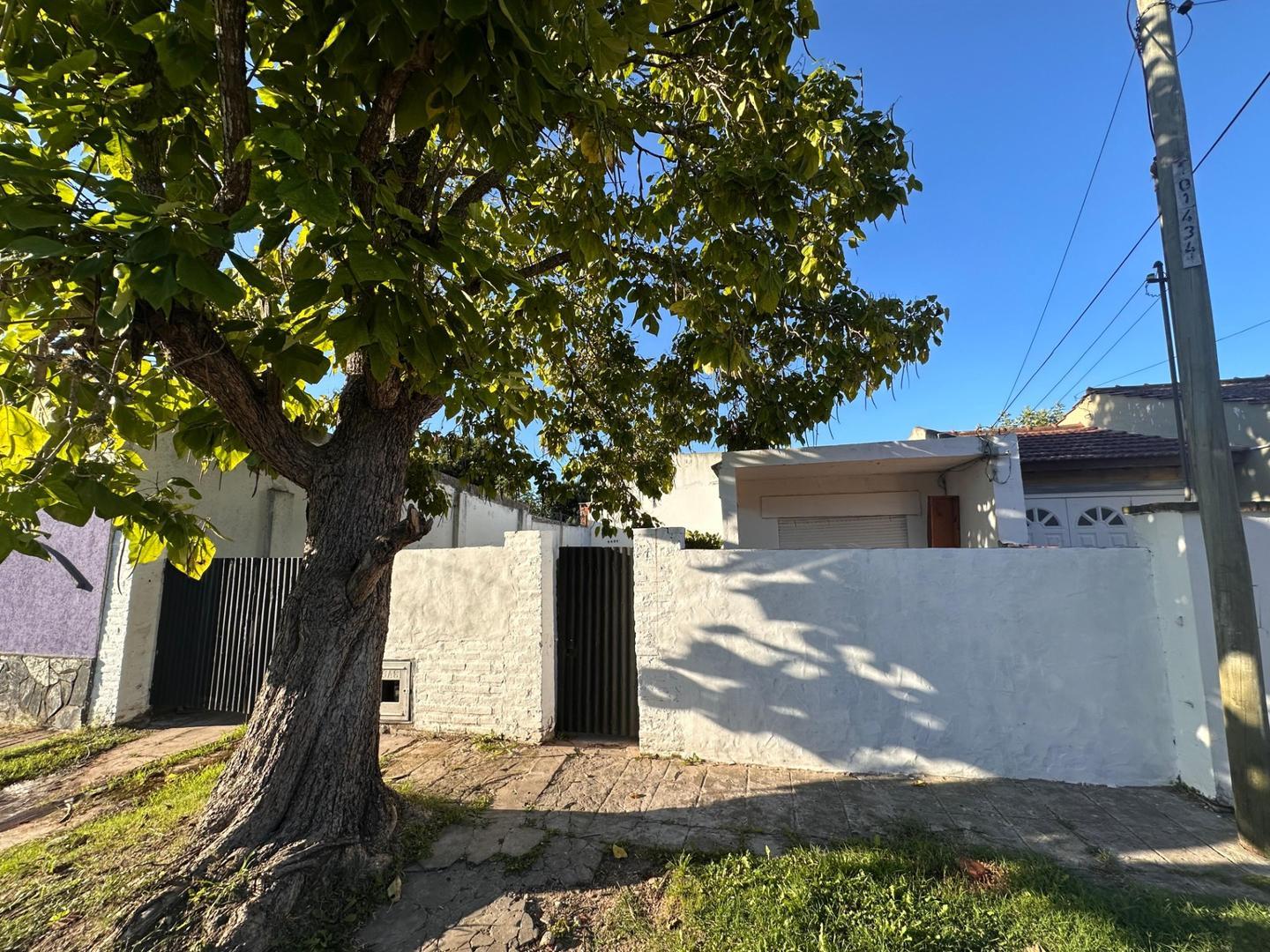 Excelente lote entre caminos