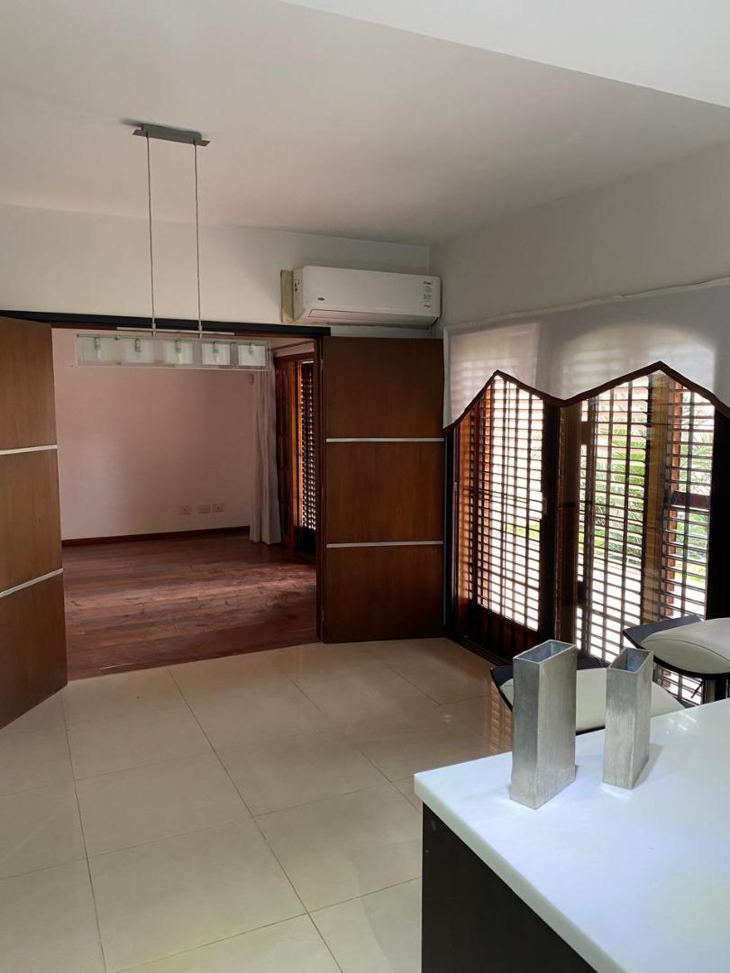 Casa en Venta con 4 cocheras