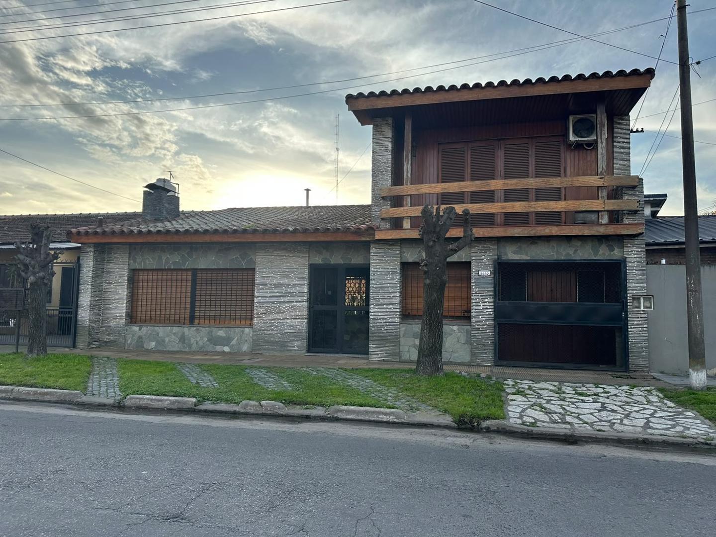 CASA 4 AMBIETES ,DE CATEGORIA.