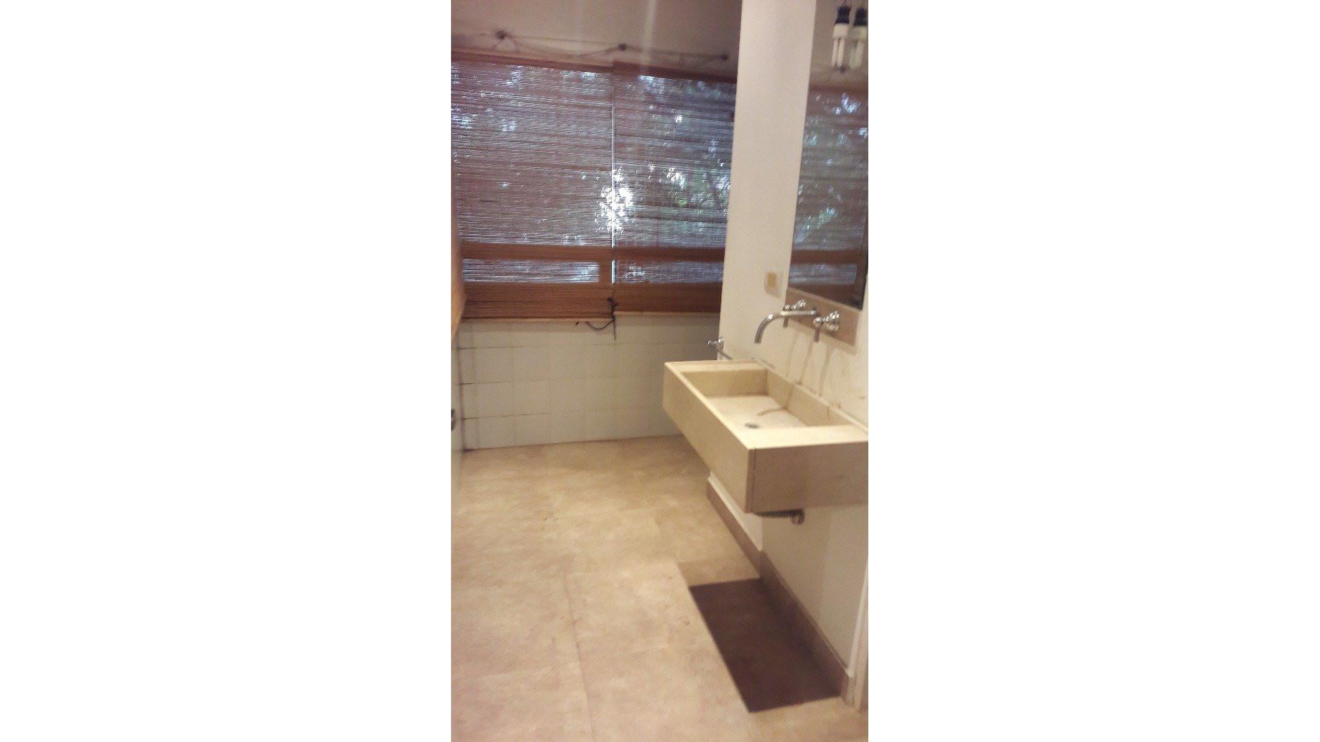 Casa calle 3 e/ 2 y 102, dos dormitorios y cochera.