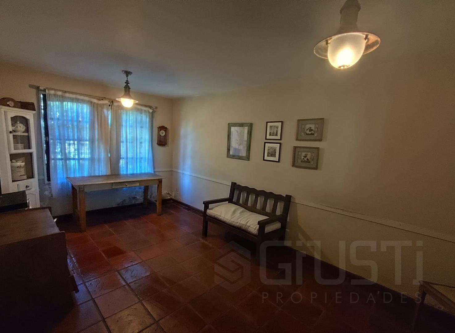 Casa en Venta con 3 cocheras