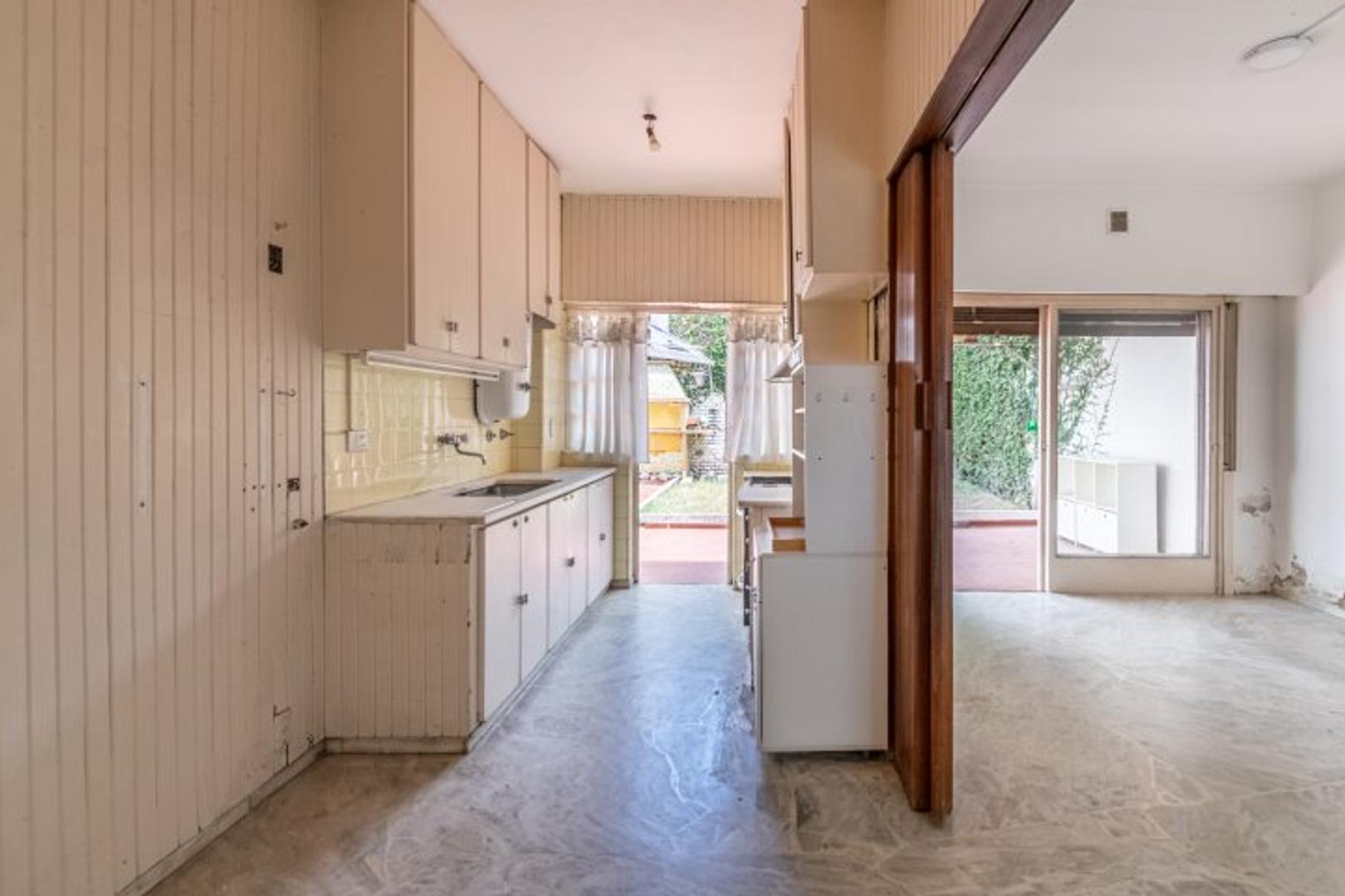 Venta. Casa de 3 amb en planta baja con jardín y cochera cub