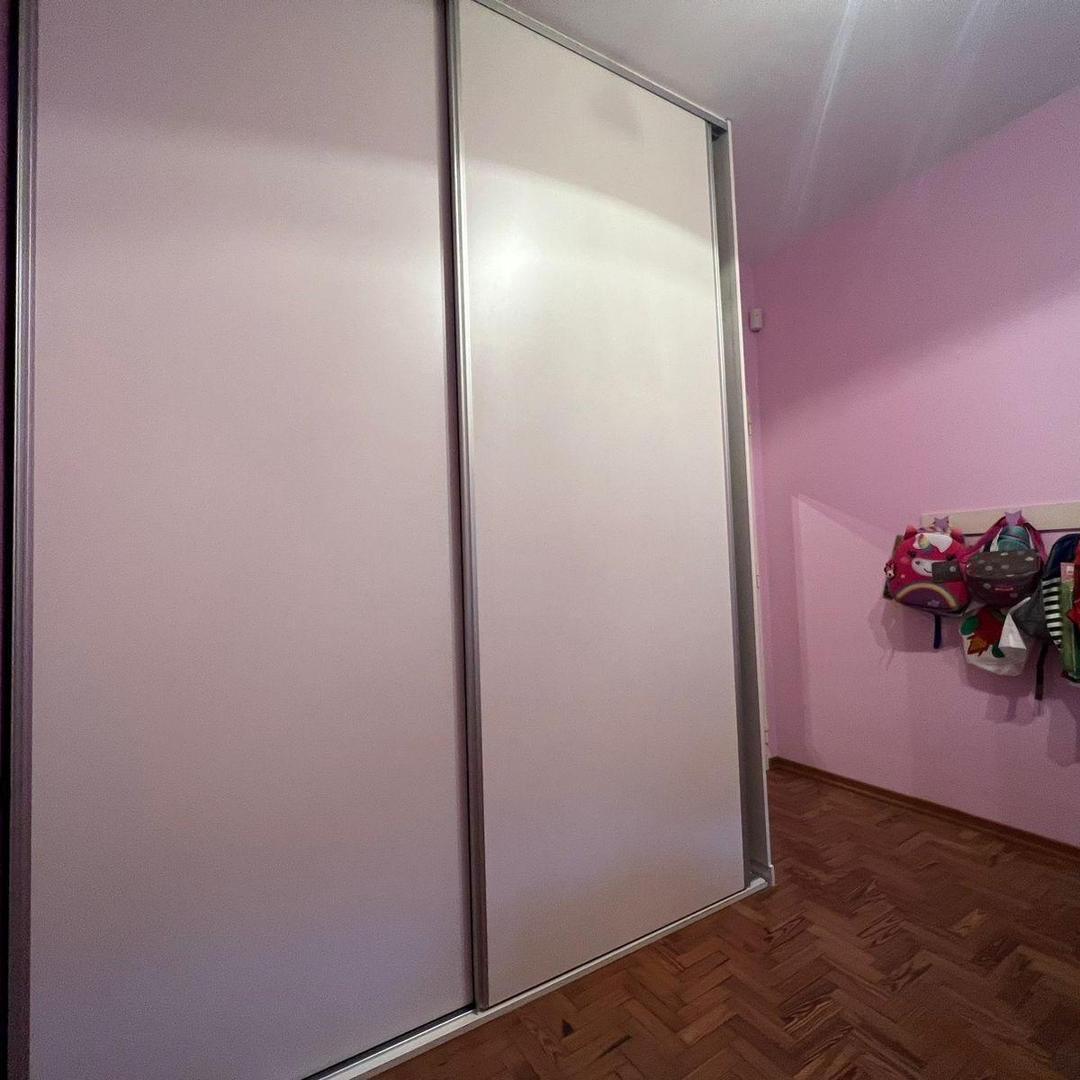 CASA, tipo PH, de cuatro ambientes en venta. Castelar norte.