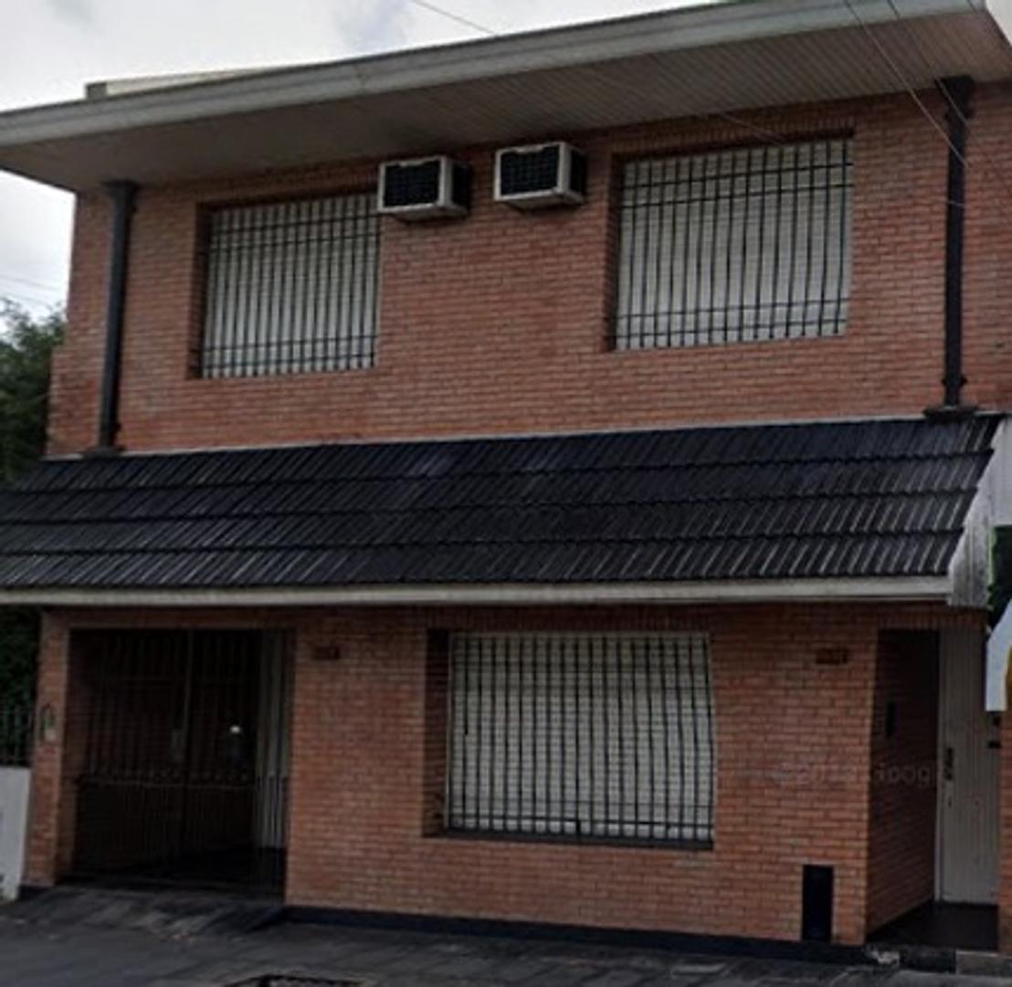 PH en Lanús con patio y terraza.