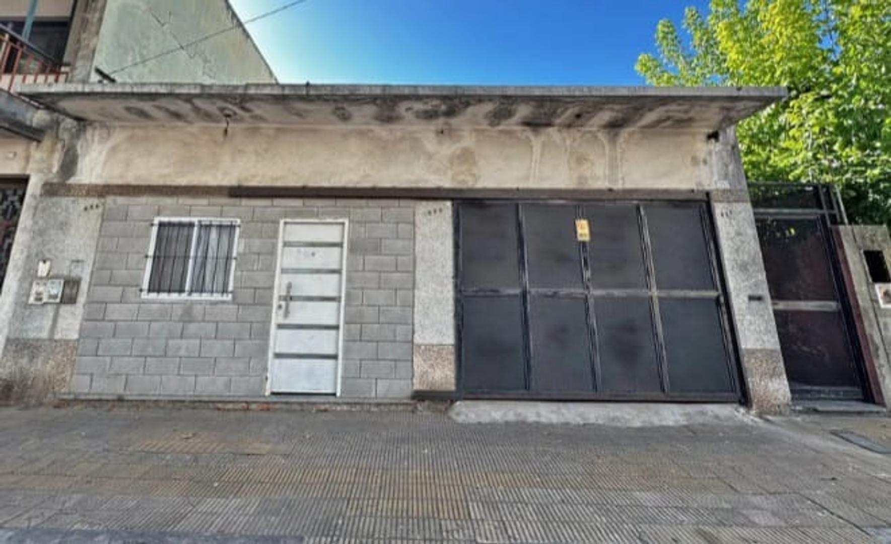 Venta de 1 casa con 2 locales y garage.