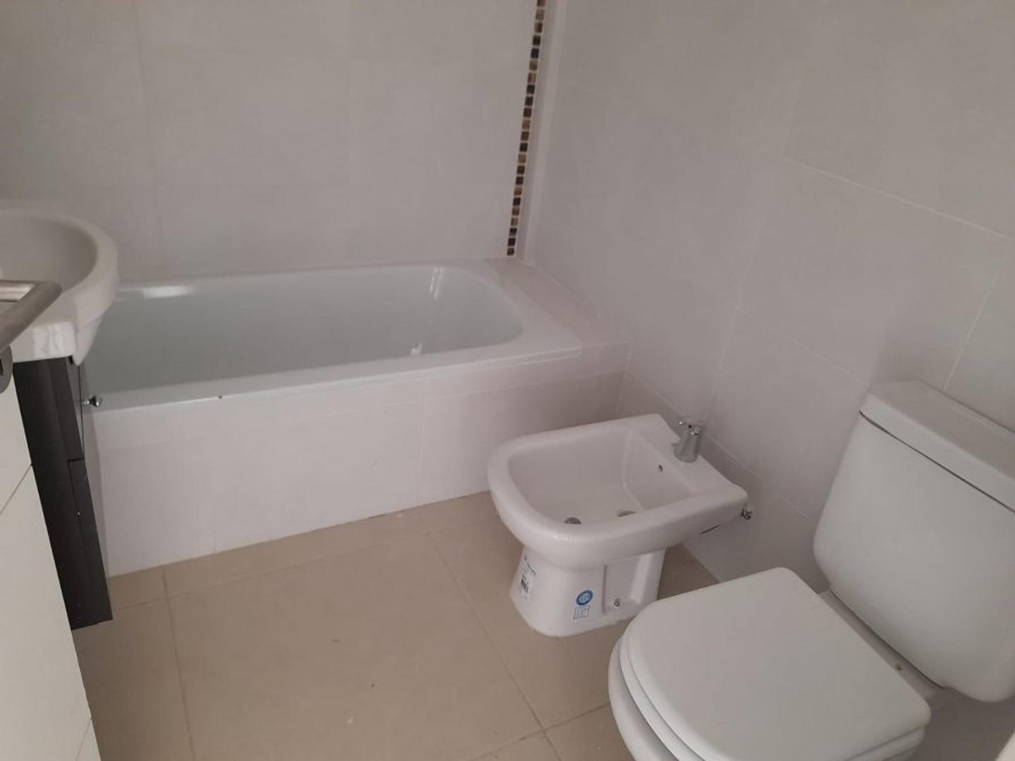 Amplio Departamento en venta ubicado al contra frente.