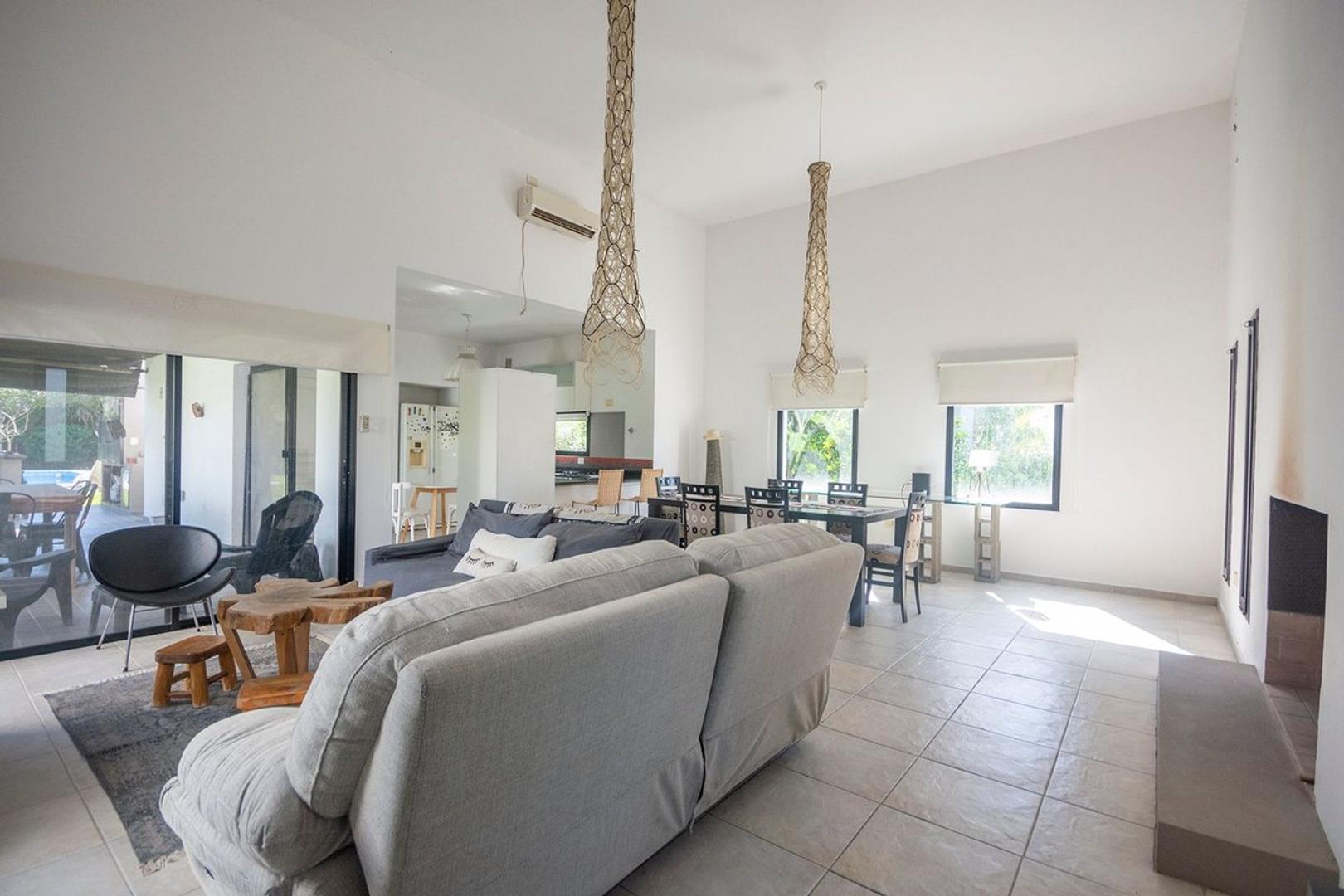 Casa en Venta con 2 cocheras