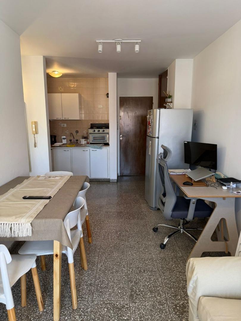 1d con cochera a una cuadra de P O!