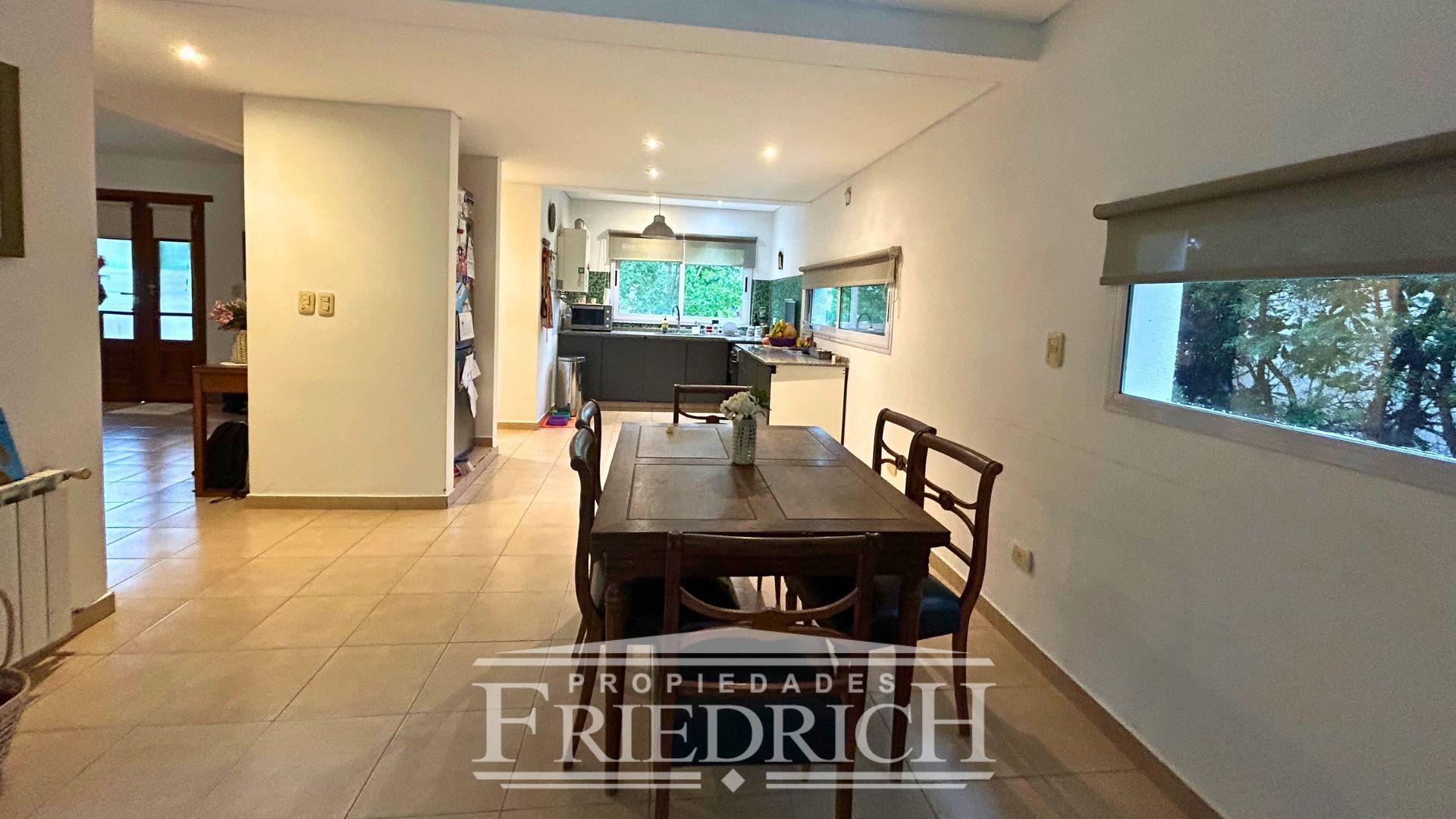 Casa 5 ambientes con 3 baños