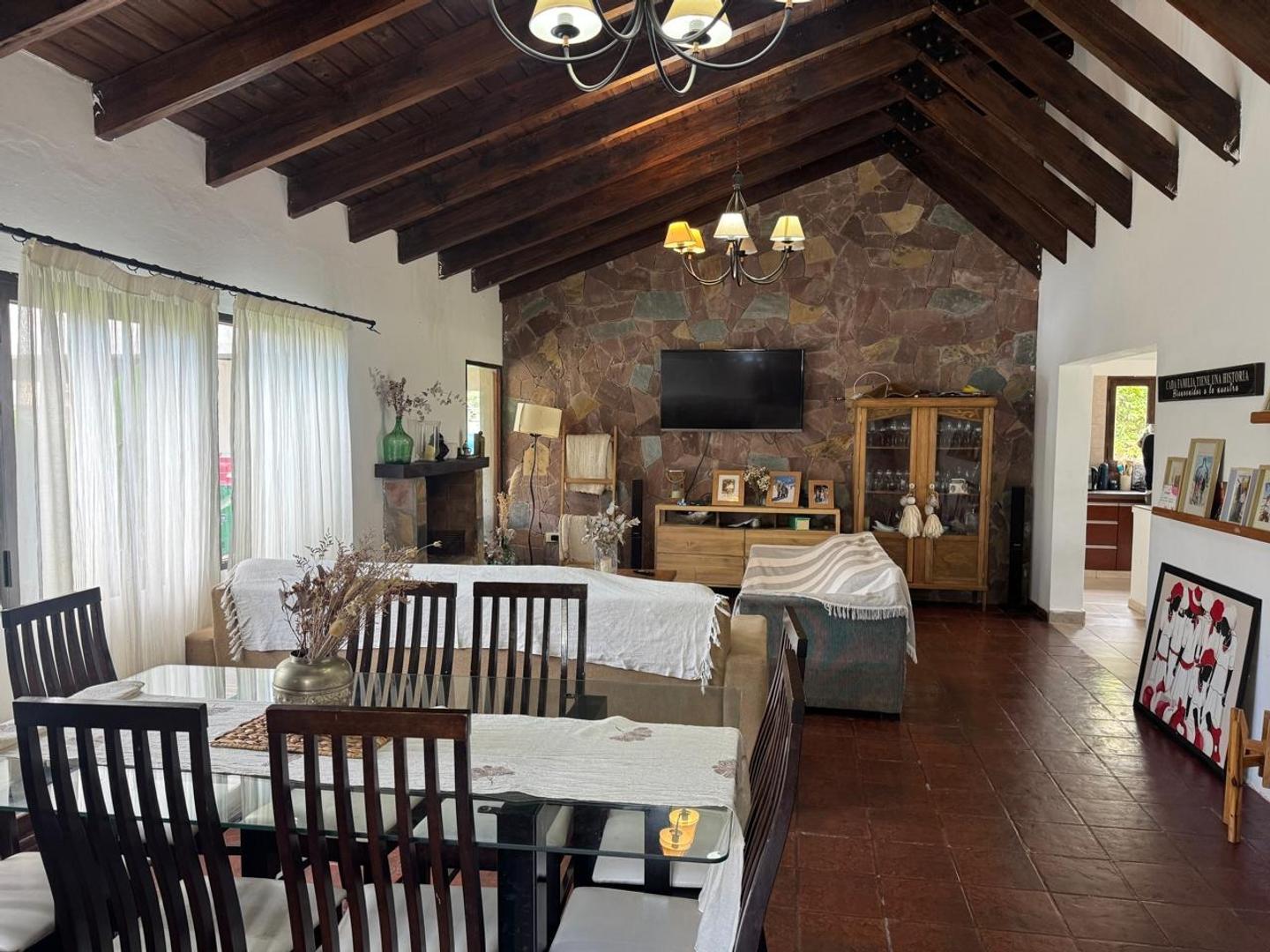 Casa en Alquiler con 2 cocheras