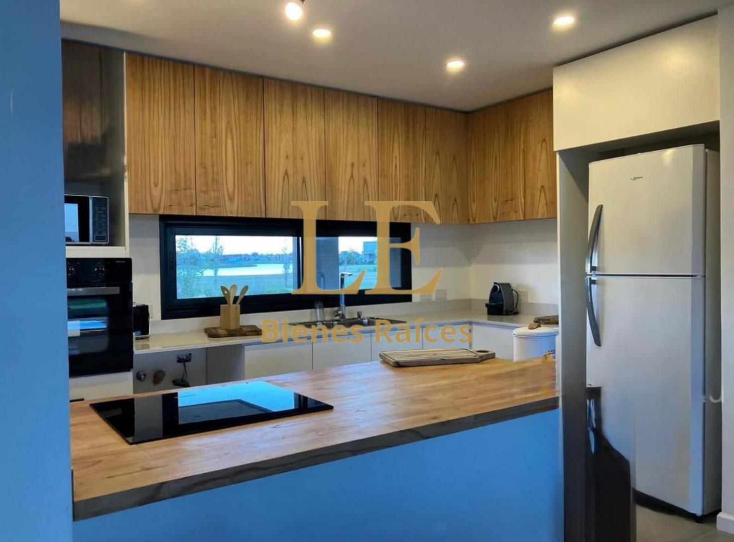 Casa 4 ambientes con 3 baños