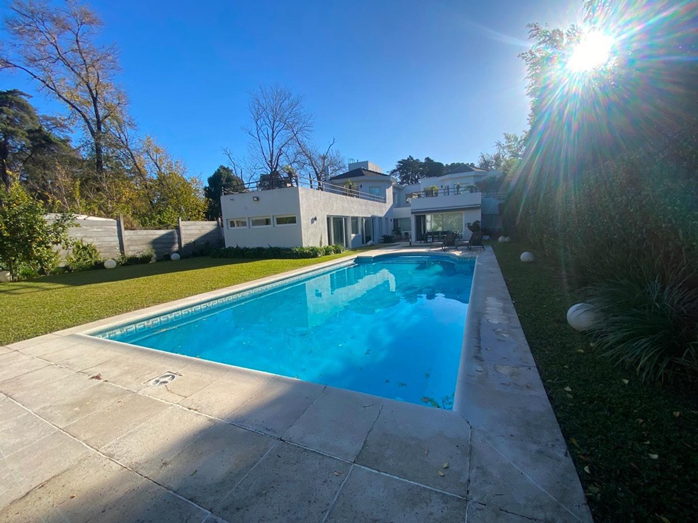 CASA EN VENTA :: PARQUE LELOIR :: 6 AMBIENTES