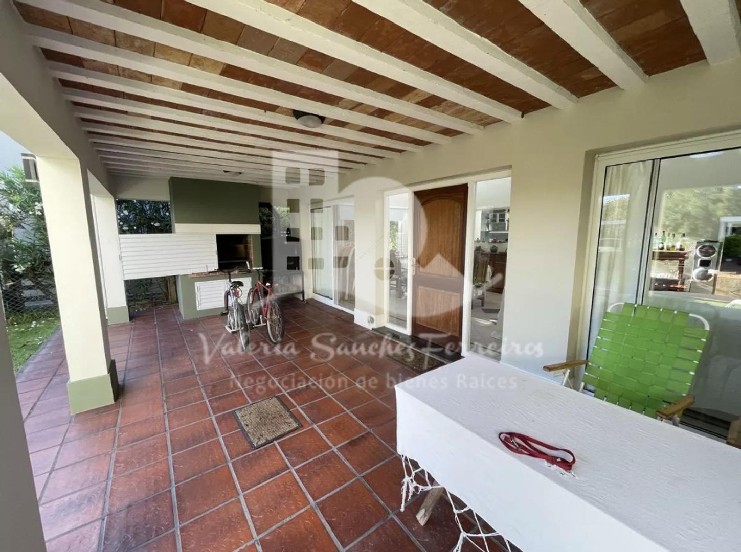Casa en Venta con 2 cocheras