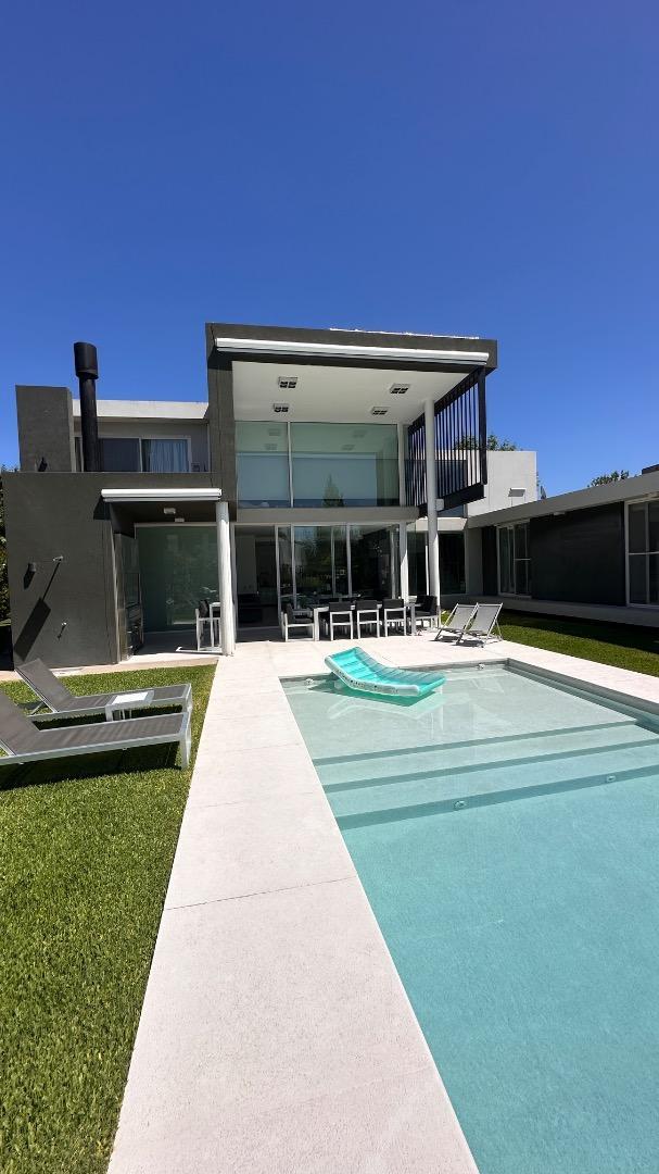 CASA 5 SUÍTES Y PLAYROOM EN TERRAVISTA - PERMUTA Y FINANCIA