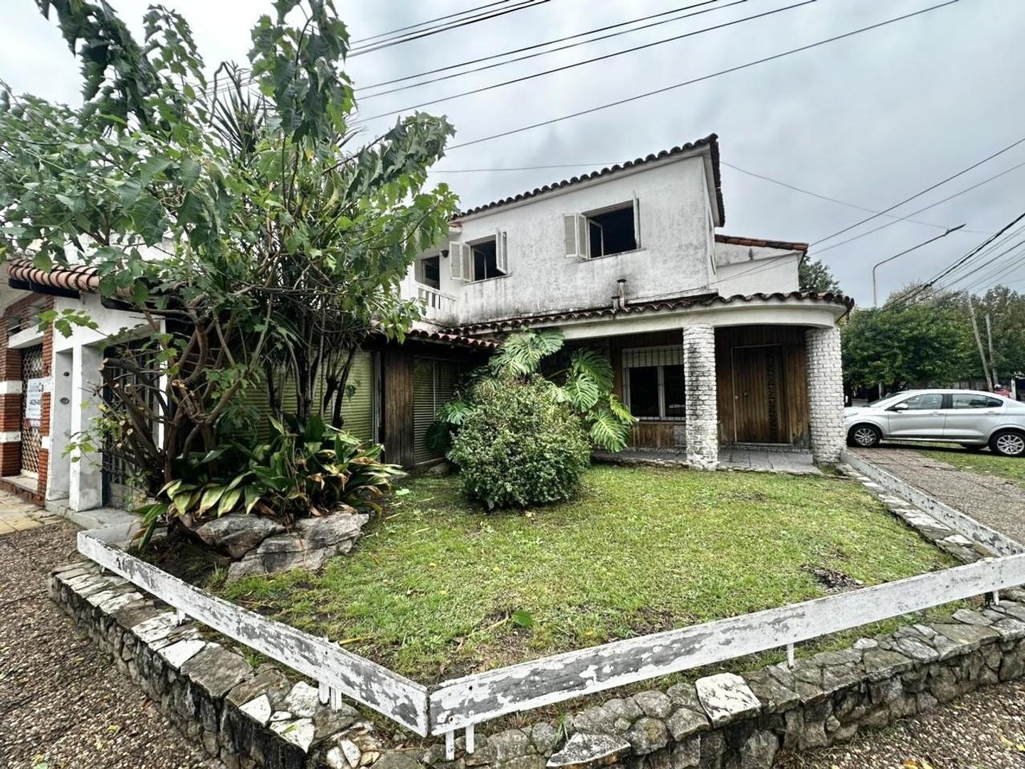 Viviendas + local comercial en excelente ubicación.