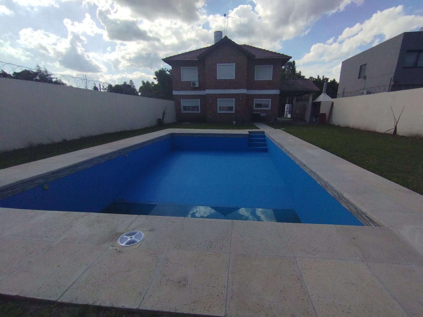 CASA 6 amb c/Pileta Bo. Semi Cerrado - La Reja - PERMUTA