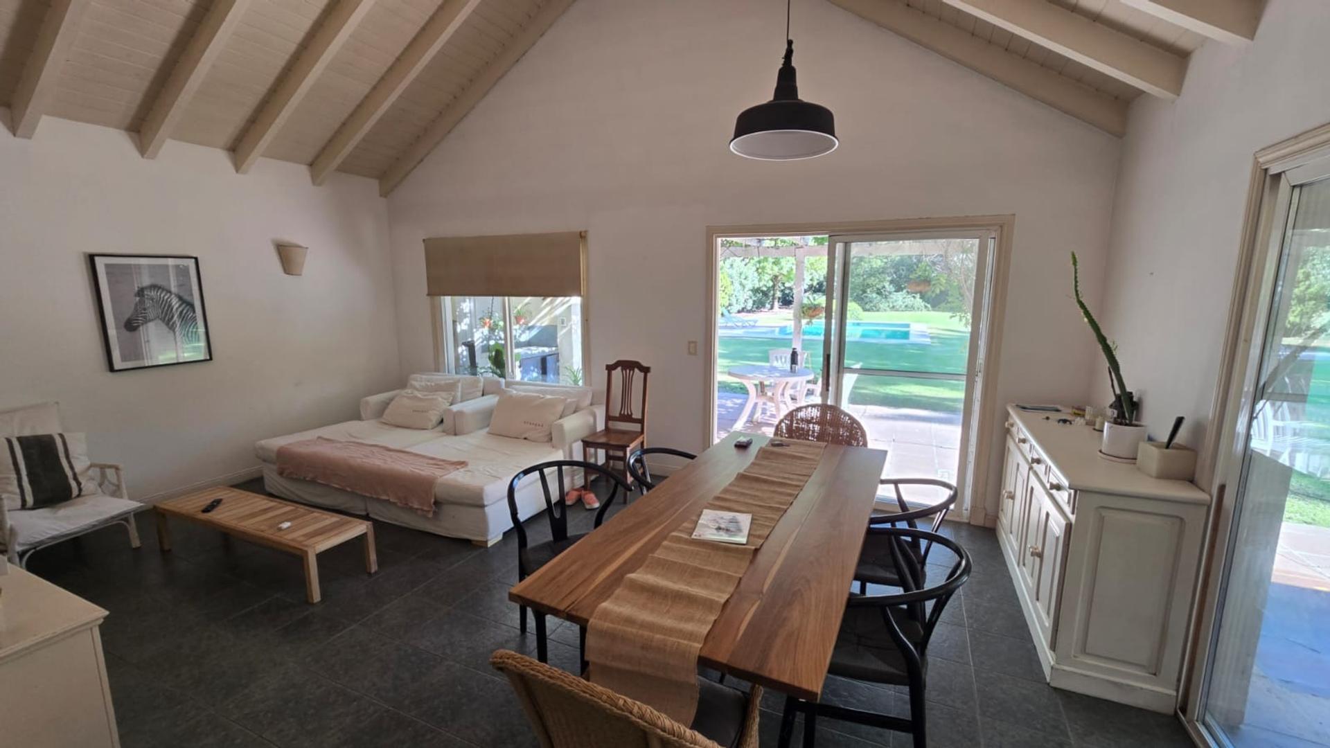 Casa de Categoría en "Club de Campo Los Pingüinos"