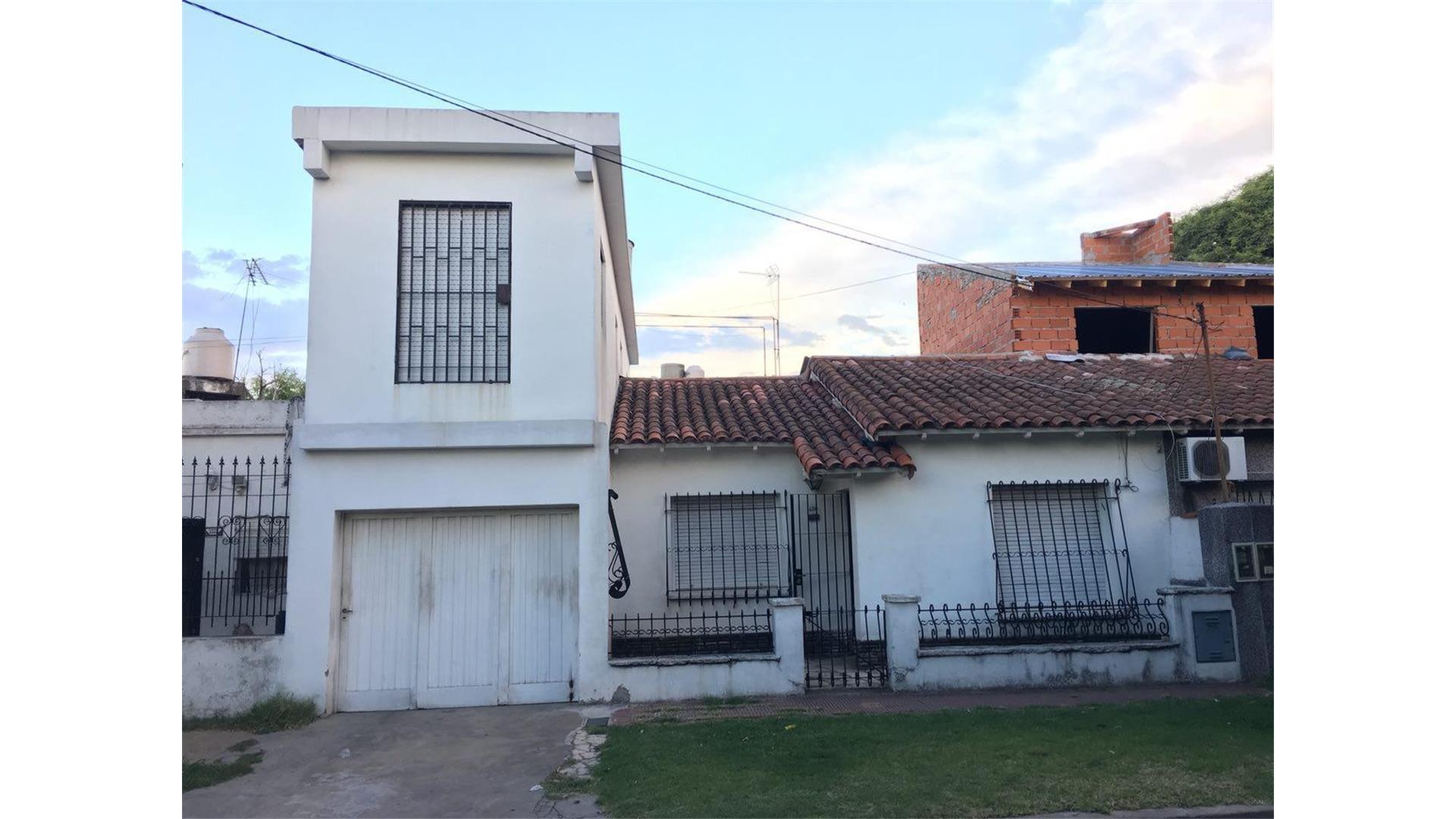 CASA EN LOTE PROPIO :: APTO CREDITO :: COCHERA :: 2 DORMITOR